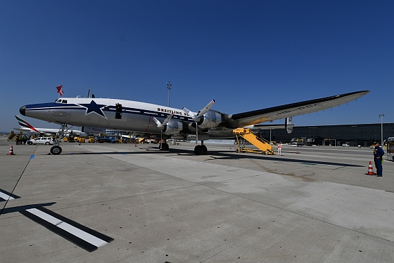 DSC_0179 HB-RSC Breitling Super Constellation auf dem Flughafen Wien im Hintergrund Emirates A380 Foto Huber Austrian Wings Media Crew