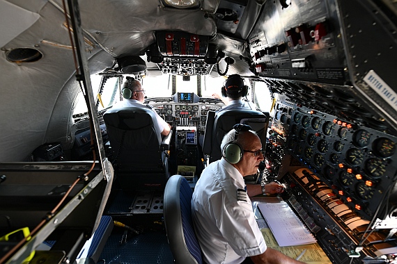 DSC_0188 HB-RSC Breitling Super Constellation Piloten und Flugingenieur im Cockpit Foto Huber Austrian Wings Media Crew