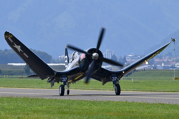 DSC_0196 Flying Bulls Corsair demonstriert Klappflügel Airpower 2016 Foto Huber Austrian Wings Media Crew