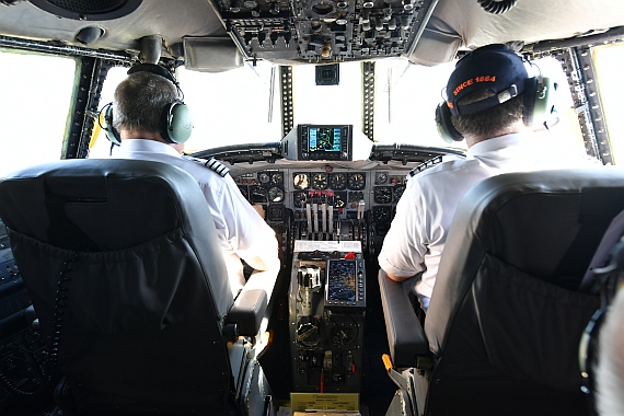 DSC_0330 HB-RSC Breitling Super Constellation Foto Huber Austrian Wings Media Crew Cockpit Piloten bei der ARbeit