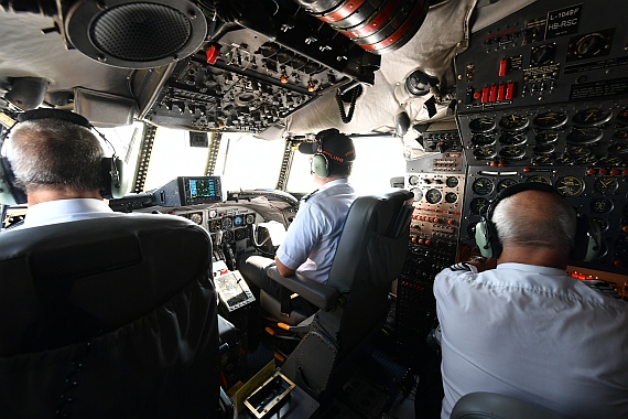 DSC_0345 HB-RSC Breitling Super Constellation Foto Huber Austrian Wings Media Crew Piloten und Flugingenieur im Cockpit bei der Arbeit