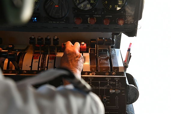 Der Flugingenieur ist während des ganzen Fluges für die Bedienung und Überwachung der Motoren zuständig.