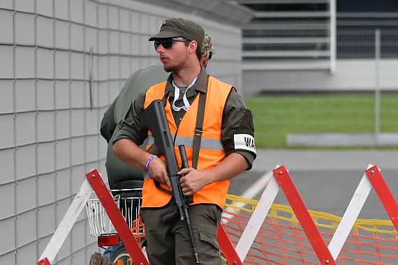 DSC_0420 Bundesheer Soldat Wache mit STG77 Sturmgewehr 77 Airpower 2016 Foto Huber Austrian Wings Media Crew