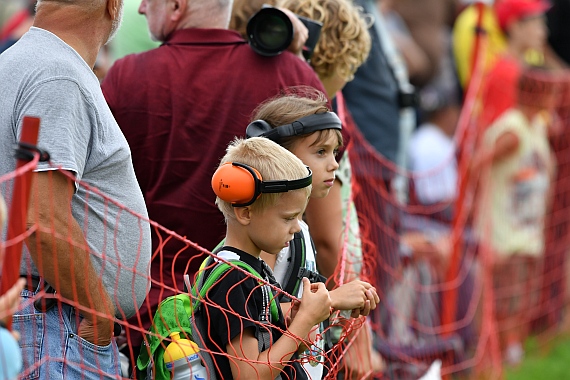 DSC_0570 Spotter BEsucher Kinder mit gehörschutz Airpower 2016 Foto Huber Austrian Wings Media Crew