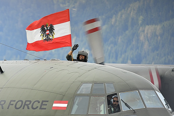DSC_0755 Bundesheer Hercules Crew zeigt österreichische Flagge Airpower 2016 Foto Huber Austrian Wings Media Crew
