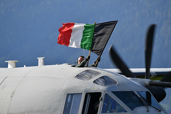 DSC_0807 Alenia Spartan Crew zeigt italienische Flagge Airpower 2016 Foto Huber Austrian Wings Media Crew