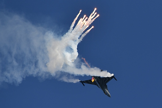 DSC_1548 Airpower 2016 Belgium Air Force F-16 Flares Foto Huber Austrian Wings Media Crew