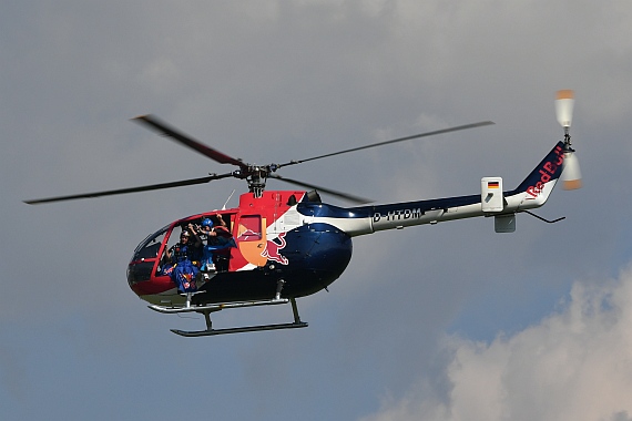 Bo-105 der Flying Bulls mit Skydivern