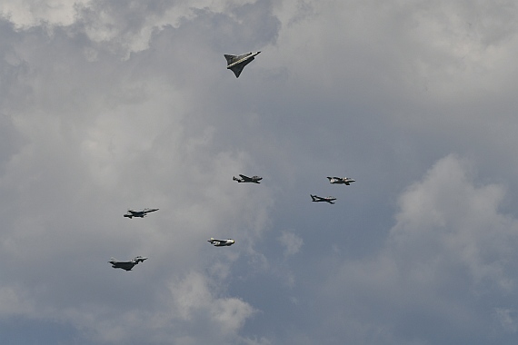 In dieser Formation waren alle Jets, die das Bundesheer jemals geflogen hat, vertreten.