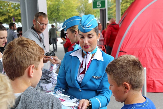 eurowings-flugbegleiter-flughafenfest-salzburg-2016-foto-szg eurowings-flugbegleiter-flughafenfest-salzburg-2016-foto-szg