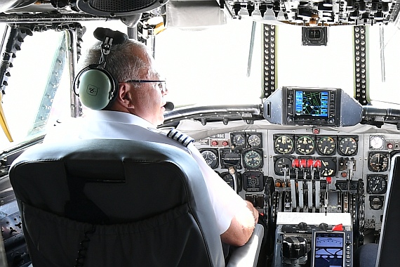 Operations Director Ernst Frei pilotierte den Sonderflug ab Wien am 9. September persönlich. Auf dem rechten Sitz saß Chef-Pilot Cpt. Francisco Agullo, an der Konsole des Flugingenieurs versah Rolf Harlacher seinen Dienst.