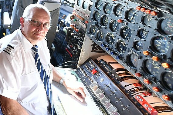 Flugingenieur Rolf Harlacher begann seine Karriere als F/E auf der DC-8 der Swissair, flog später auch die legendäre 747 Classic und verbringt seine Freizeit in der Pension nun auf der Super Constellation.