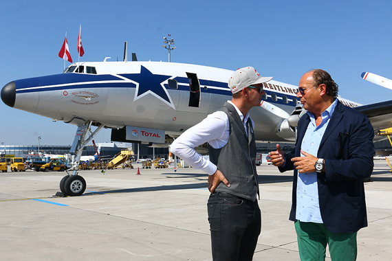 Thomas Morgenstern und Breitling CEO Peter Kellner vor der Breitling Super Constellation