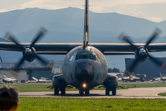 Italienische-Luftwaffe-Frecce-Triccolori-Transall-C-160