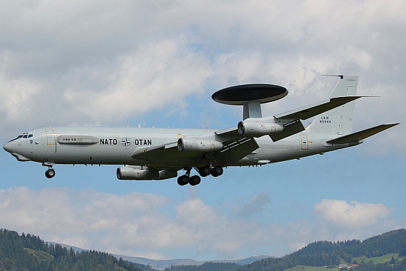 Eine Boeing 707 im Jahr 2016 in Österreich - wer hätte das gedacht, doch die Airpower machte es möglich, und zwar in Form einer AWACS-Maschine (Bezeichnung E-3 Sentry) der Nato. Als wäre sie an ihren Abgasstrahlen aufgehängt, schwebte der elegante Vi