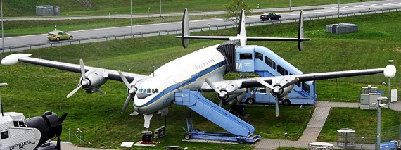 Auf dem Besucherareal des Münchner Flughafens ist eine Super Constellation der Lufthansa ausgestellt, die auch von innen besichtigt werden kann - Foto: Softeis via CC BY-SA 3.0 Wiki Commons