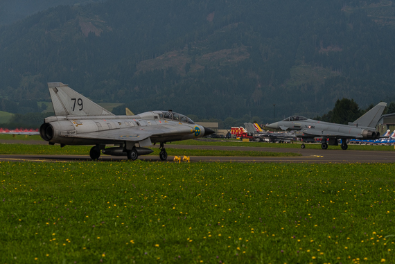 Ein Bild, wie es wohl nie wieder zu sehen sein wird: Saab Draken und sein Nachfolger, der Eurofighter, auf dem Fliegerhorst in Zeltweg.