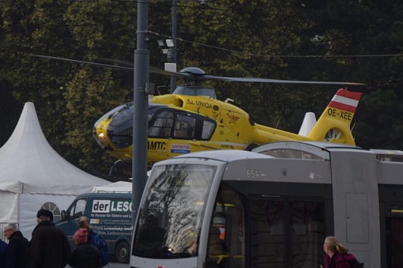 oeamtc-notarzthubschrauber-christophorus-9-anflug-rathausplatz-24102016-foto-falkensteiner-austrian-wings-media-crew_001