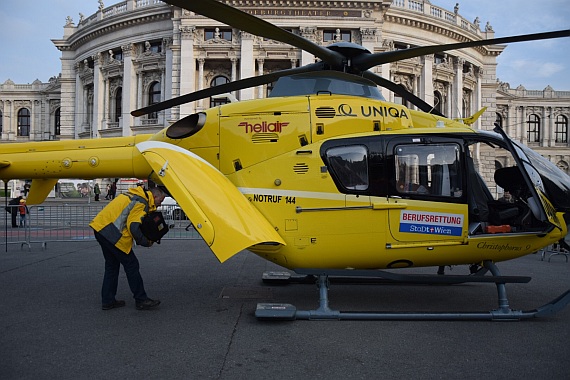 oeamtc-notarzthubschrauber-christophorus-9-anflug-rathausplatz-24102016-foto-falkensteiner-austrian-wings-media-crew_004