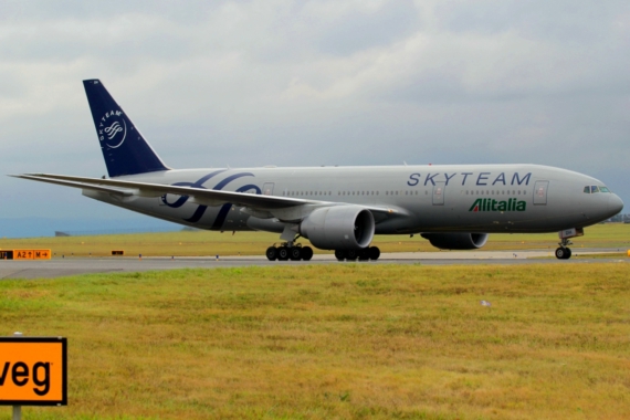 alitalia-boeing-777-200-ei-ddh-skyteam-farben-foto-kevin-schrenk-fuer-austrian-wings_001