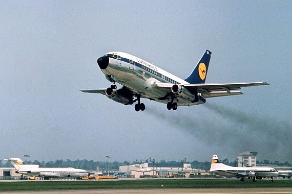 737-100 beim Start, links im Hintergrund ist eine Boeing 727 zu erkennen - Foto: Archiv Lufthansa