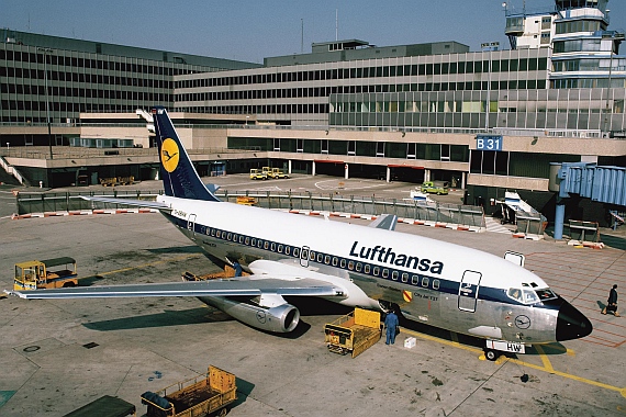 Die als "CityJet" bezeichnete 737-200 war lange Jahre DAS Arbeitstier der Lufthansa auf Kurz- und Mittelstrecken, hier eine Aufnahme von 1982 am Flughafen Franfkurt - Foto: Archiv Lufthansa