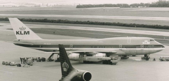 KLM Boeing 747-206 SUD (Stretched Upper Deck), im Vordergrund ist eine Lockheed Tristar zu erkennen.