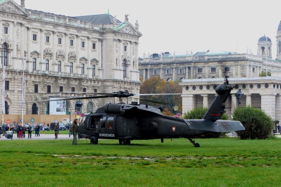 bundesheer-black-hawk-nationalfeiertag-2016-heldenplatz_1-blackhawk-211016-robert-erenstein bundesheer-black-hawk-nationalfeiertag-2016-heldenplatz_1-blackhawk-211016-robert-erenstein