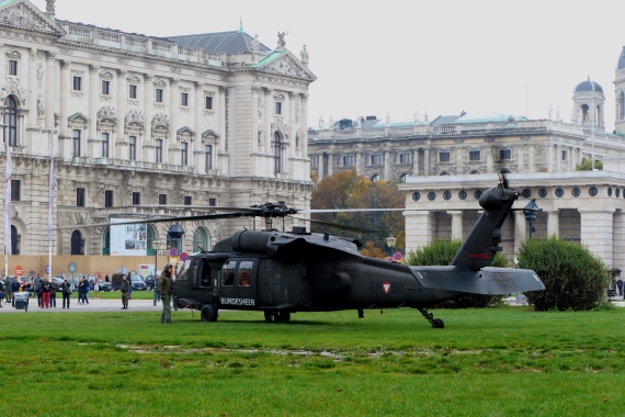 bundesheer-black-hawk-nationalfeiertag-2016-heldenplatz_1-blackhawk-211016-robert-erenstein