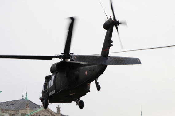 bundesheer-black-hawk-nationalfeiertag-2016-heldenplatz_3-blackhawk-211016-robert-erenstein