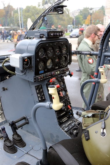 bundesheer-cockpit-oh-58-kiowa-nationalfeiertag-2016-zentrum-wien_10-alouette-iii-211016-robert-erenstein