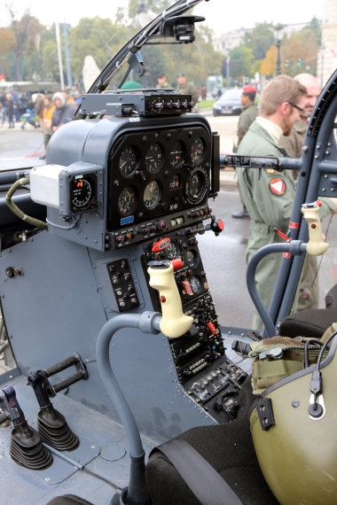 bundesheer-cockpit-oh-58-kiowa-nationalfeiertag-2016-zentrum-wien_10-alouette-iii-211016-robert-erenstein bundesheer-cockpit-oh-58-kiowa-nationalfeiertag-2016-zentrum-wien_10-alouette-iii-211016-robert-erenstein