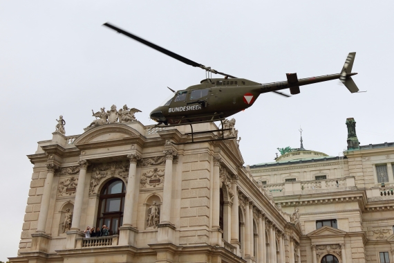 bundesheer-oh-58-kiowa-nationalfeiertag-2016-zentrum-wien_4-oh58-211016-robert-erenstein bundesheer-oh-58-kiowa-nationalfeiertag-2016-zentrum-wien_4-oh58-211016-robert-erenstein
