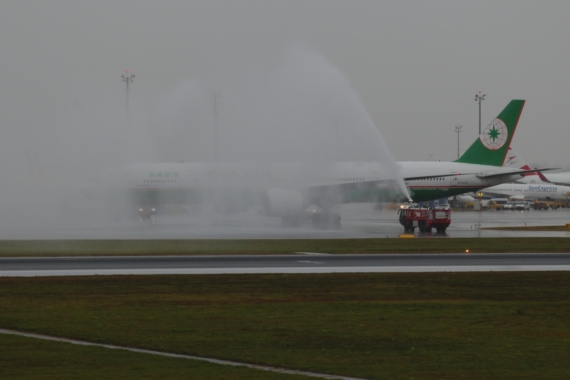 Neben der Fluhafenfeuerwehr beteiligte sich auch der Wettergott am Water Salute für die EVA AIR Triple Seven ... - Foto:: Kevin Schrenk