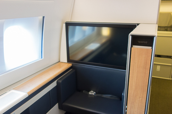 Großer Bildschirm für Info- und Entermaint in der First Class. Das zusätzliche innenliegende Fenster ist für Fotos nach außen nicht ideal. Großer Bildschirm für Info- und Entermaint in der First Class. Das zusätzliche innenliegende Fenster ist für Fotos nach außen nicht ideal.