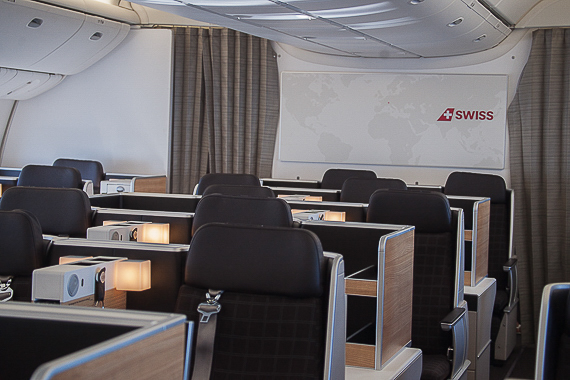 Design-Identity: Im Vergleich zur First Class sind die Lämpchen in der Business Class entsprechend kleiner, dennoch das gleiche "Salon-Feeling". Design-Identity: Im Vergleich zur First Class sind die Lämpchen in der Business Class entsprechend kleiner, dennoch das gleiche "Salon-Feeling".