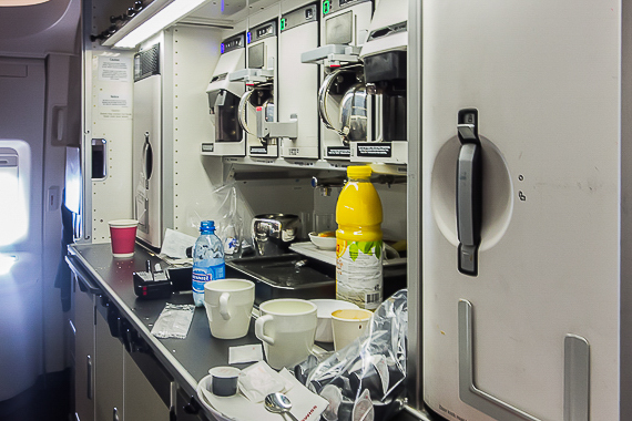 In der Galley wird gearbeitet. In der Galley wird gearbeitet.