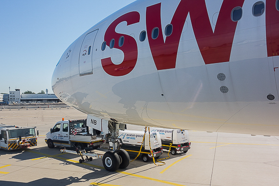 Bugrad der B777 (fotografiert beim Einstieg in Hannover) Bugrad der B777 (fotografiert beim Einstieg in Hannover)
