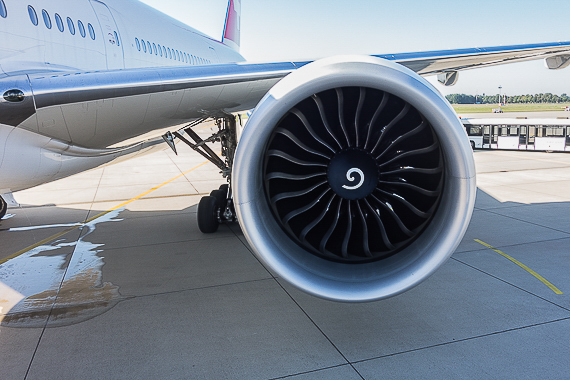 Triebwerk General Electric GE90-115BL (aufgenommen beim Einstieg in HAJ) Triebwerk General Electric GE90-115BL (aufgenommen beim Einstieg in HAJ)