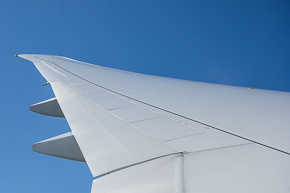 Blick auf die Tragfläche bei wolkenlosem Himmel während des gesamten Fluges HAJ-ZRH