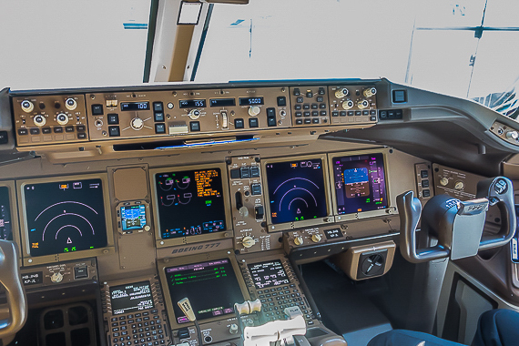 Cockpit der B777 "HB-JNB" (nach der Landung in ZRH) Cockpit der B777 "HB-JNB" (nach der Landung in ZRH)