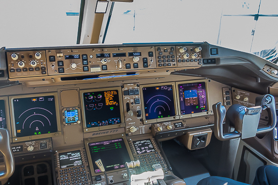 Cockpit der B777 "HB-JNB" (nach der Landung in ZRH)