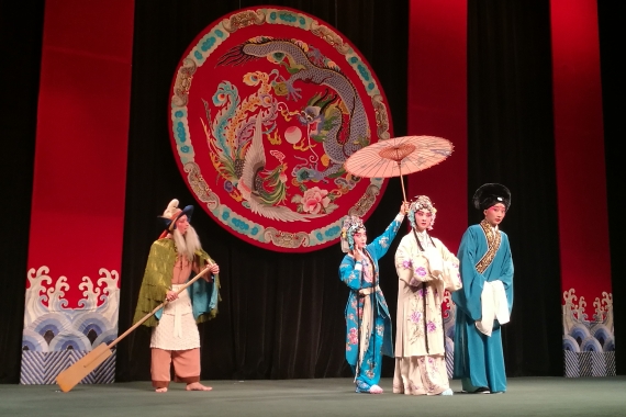 Kulturinteressierte Besucher finden eine bunt gemischte Vielfalt, wie etwa Aufführungen der berühmten Peking-Oper, vor. Was musikalisch für westliche Ohren anfangs ungewohnt klingen mag, besticht jedoch vielfach mit atemberaubend artistischen Einlagen