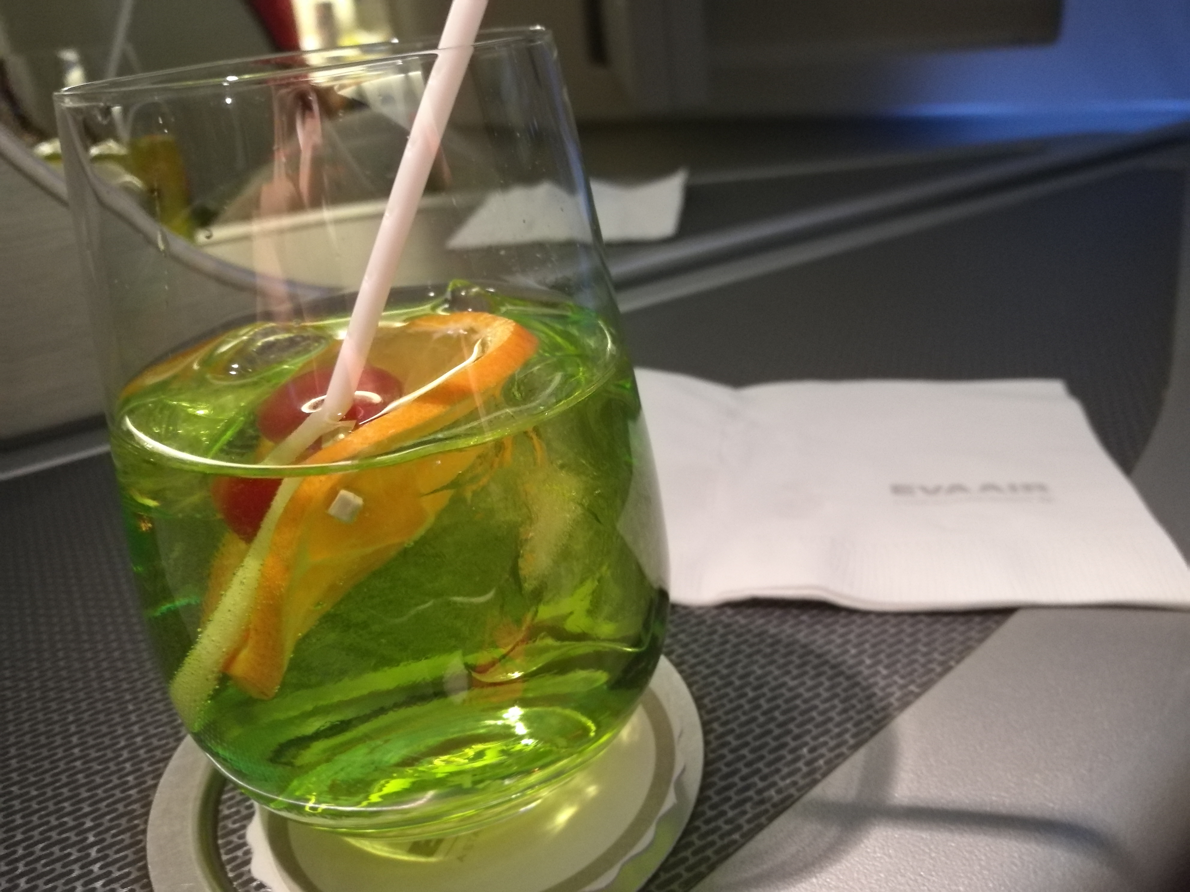 An Bord wird auch eine Auswahl an Mixgetränken angeboten - unter anderem auch die Eigenkreation der Fluggesellschaft, der "Evergreen Cocktail".