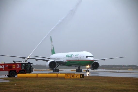 EVA Air Boeing 777, B777, Reg. B-16702, Feuerwehr, Water Salute - Foto: Aig / Austrian Wings Media Crew