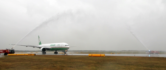 EVA Air Boeing 777, B777, Reg. B-16702, Feuerwehr, Water Salute - Foto: Aig / Austrian Wings Media Crew