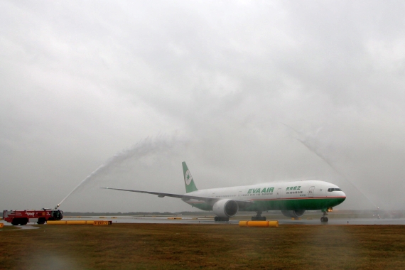 EVA Air Boeing 777, B777, Reg. B-16702, Feuerwehr, Water Salute - Foto: Aig / Austrian Wings Media Crew