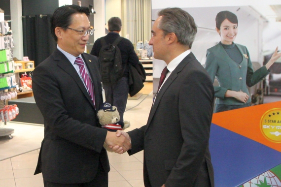Edward Ho, General Manager für EVA Air in Österreich, mit Peter Kleemann, Pressesprecher der Flughafen Wien AG