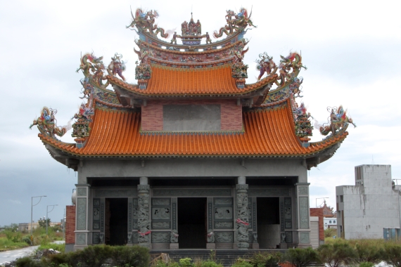 Um die 10.000 buddhistische Tempel gibt es in Taiwan - sie unterscheiden sich signifikant in Größe und Gestaltung, laden jedoch jedermann zum Besuch ein.