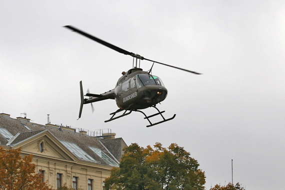 Bundesheer Bell OH-58 beim Burgtheater - Foto: Austrian Wings Media Crew